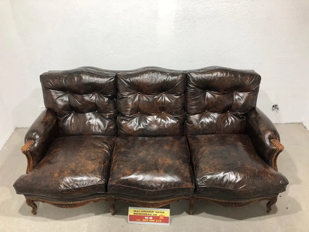 Przed renowacją: Pikowana sofa skórzana po renowacji i barwieniu na koniakowy brąz