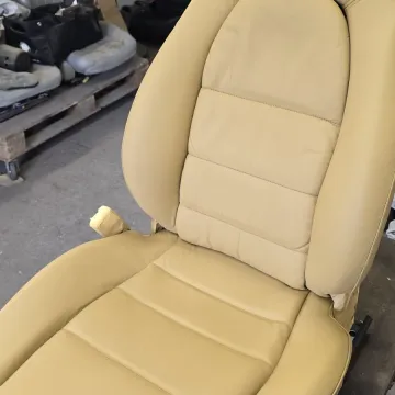 Fotel Porsche z jasnej skóry po renowacji — przeszycia oparcia z bliska