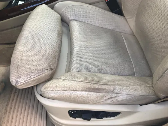 Przed renowacją: Przetarty boczek fotela kierowcy BMW X5 po renowacji