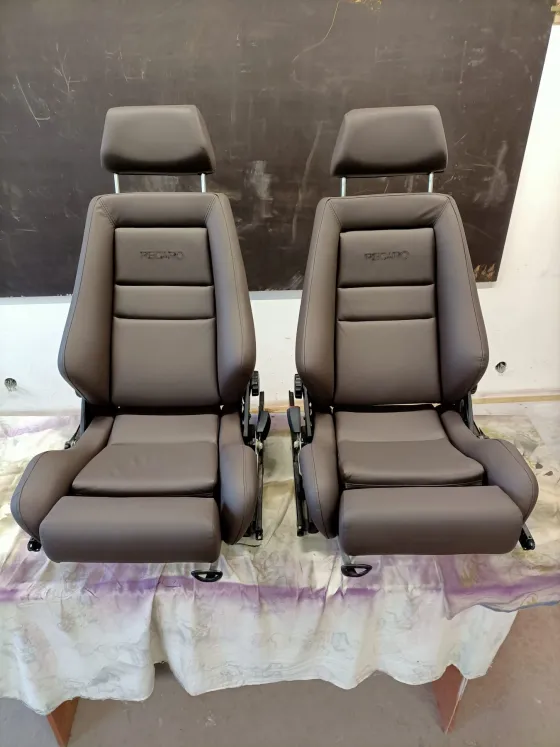 Et par Recaro-sæder i brunt læder efter renovering