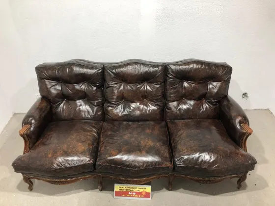 Przed renowacją: Pikowana sofa skórzana po renowacji i barwieniu na koniakowy brąz