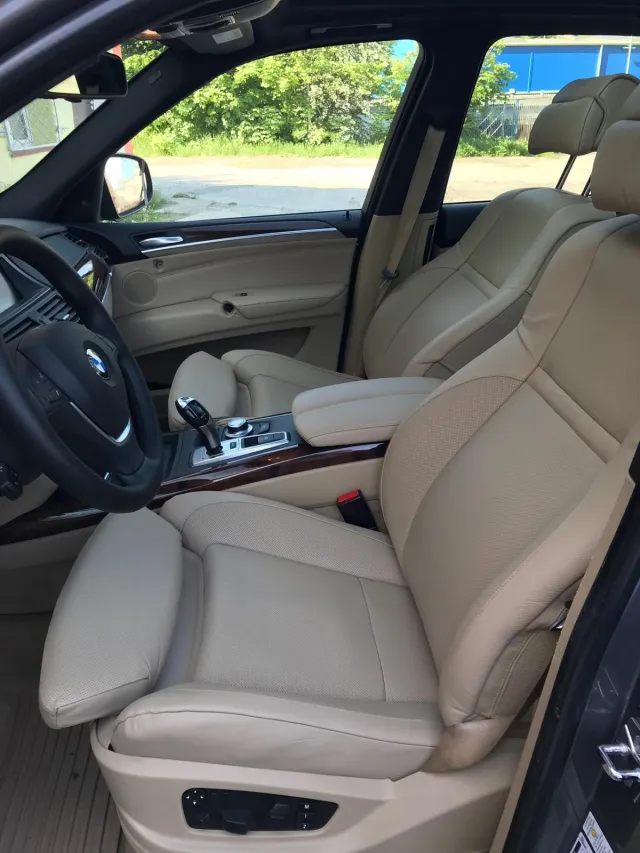 Fotel kierowcy BMW X5 z beżowej skóry po renowacji
