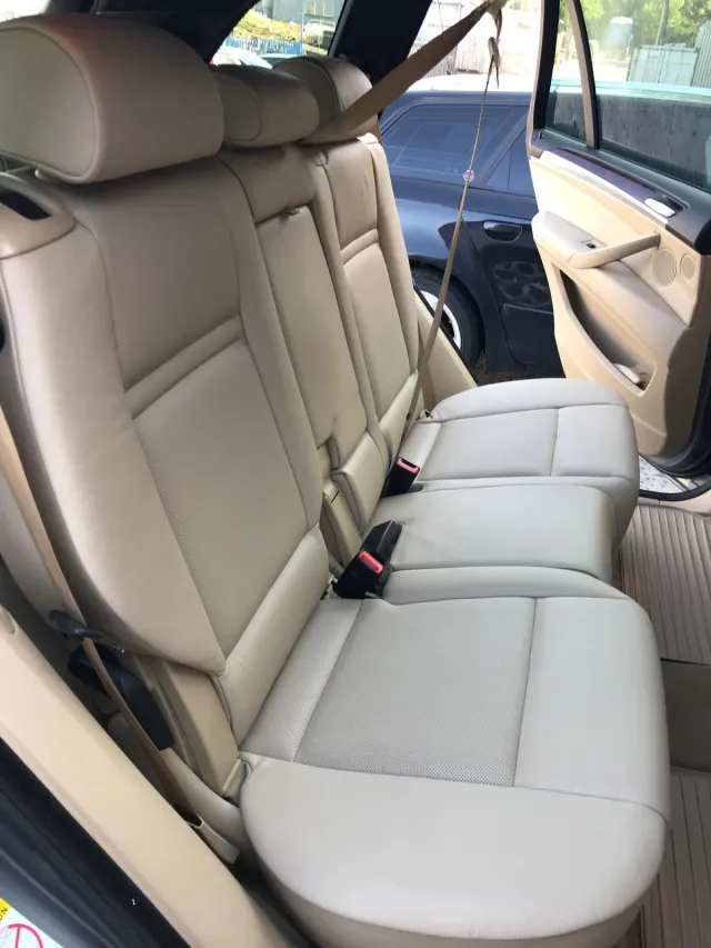 Tylna kanapa BMW X5 z beżowej skóry po renowacji