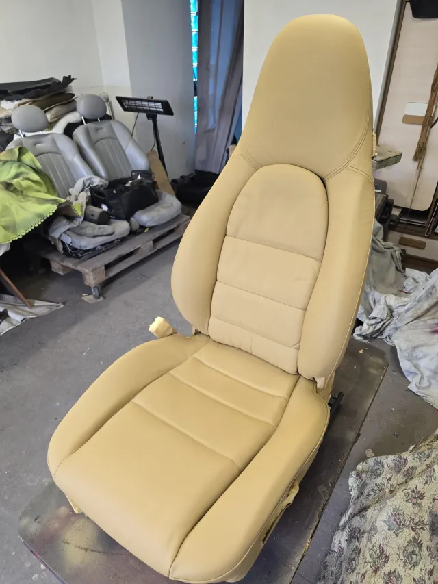 Fotel Porsche z jasnej skóry po odnowieniu koloru i struktury