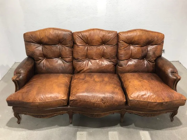 Pikowana sofa skórzana po renowacji i barwieniu na koniakowy brąz