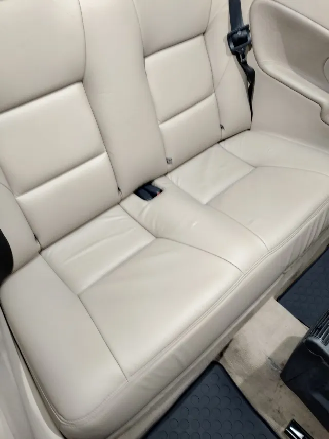 Tylna kanapa z jasnej skóry w Saabie Cabrio po renowacji