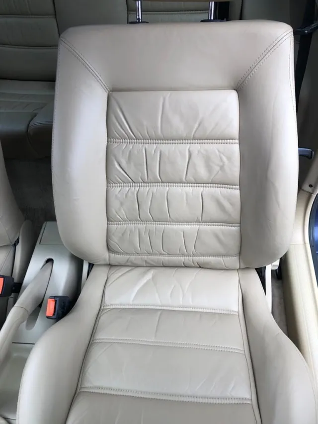 Fotel z jasnej skóry w VW Polo Cabrio po renowacji